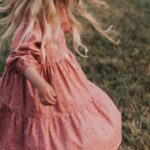 Vanessa Pilon Instagram - En cherchant des photos de notre jardin pour me motiver en ce début de printemps, je suis retombée sur ces photos de notre phase « cheveux longs et vêtements de lin », que je n’avais pas partagées ici. C’est cute, simple et touchant, je trouve. 🥹🌾 Merci à @sameravenelle qui immortalise notre famille depuis que Claire est bébé. Tellement précieux d’avoir ces images qui documentent les différents chapitres. 💛💫 (ok j’avoue j’ai regardé One Day sur Netflix pis je suis vraiment emo depuis quelques jours 🥲🌹) maquillage par @misslala_makeup 🌼
