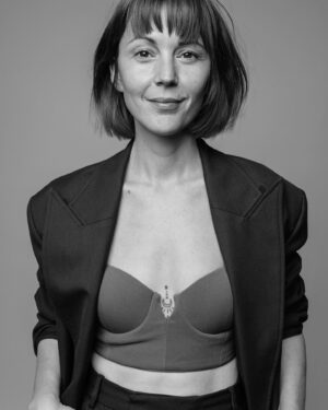 Vanessa Pilon Instagram - Salut, c’est moi. 👋🏽
Juste moi.
Pas maquillée, pas retouchée.
Avec mes p’tites taches, mes p’tits plis, mes p’tits cheveux ébouriffés, mes p’tits toute. 
Avec toute mon humanité.
C’est ma façon, je pense, de vous dire:
J’ai envie de plus de vérité, entre nous. 🤝🏼❤️‍🩹

On dirait qu’on a fait le tour, hein? 
De se montrer nos versions modifiées, lissées, améliorées, filtrées, en espérant être aimés.es davantage? Ça nous apporte quoi, de nourrir cette illusion-là? Pourquoi on a acheté l’idée que nous, juste nous, c’était pas correct?

J’avais peur d’aller prendre cette photo-là.
J’avais peur d’être confrontée à mon image, et de me rendre compte que je n’aime pas tant de quoi j’ai l’air, quand il n’y a pas une escouade autour de moi pour faire ma « mise en beauté » .

C’est tout le contraire, qui s’est passé. 
Je suis arrivée devant @latour_justine , et je me suis sentie accueillie, célébrée, et pleinement vue.

C’est un délicieux feeling.
Qui goûte meilleur que toutes mes tentatives de perfection.

Back to my wild child era. 🌼💛💫

J’vous aime.
V xx.  P.S. Merci aussi à @espaceskinsmontreal pour le glow 🌞