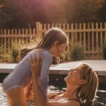 Vanessa Pilon Instagram - À quel point on a hâte de se replonger les pieds dans l’eau et vivre tous ces moments en famille! 🌞🥹 La piscine est devenue l’un de nos éléments préférés de la maison. C’était déjà le paradis, mais là, c’est à un autre niveau! ✨ En plus, nos amis chez @piscinesmova ont accepté de mettre au point, pour nous, une couleur sur mesure parfaite pour créer un effet plus naturel, qui se fond davantage avec l’environnement du Québec. Nous avons fait plusieurs tests pour trouver LA teinte. Et, bonne nouvelle: La couleur est maintenant disponible! (C’est la teinte « fond rocheux », si jamais vous vous demandez) 🪨 P.S. Il n’est pas trop tard pour enclencher un projet piscine, et être en mesure de se baigner cet été. Les piscines en fibre de verre ont l’avantage de s’installer en rapidement. J’dis ça j’dis rien! 🏊🏼 Photos: @sameravenelle #partenariat