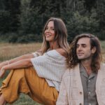 Vanessa Pilon Instagram - En cherchant des photos de notre jardin pour me motiver en ce début de printemps, je suis retombée sur ces photos de notre phase « cheveux longs et vêtements de lin », que je n’avais pas partagées ici. C’est cute, simple et touchant, je trouve. 🥹🌾 Merci à @sameravenelle qui immortalise notre famille depuis que Claire est bébé. Tellement précieux d’avoir ces images qui documentent les différents chapitres. 💛💫 (ok j’avoue j’ai regardé One Day sur Netflix pis je suis vraiment emo depuis quelques jours 🥲🌹) maquillage par @misslala_makeup 🌼