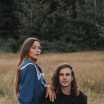 Vanessa Pilon Instagram - En cherchant des photos de notre jardin pour me motiver en ce début de printemps, je suis retombée sur ces photos de notre phase « cheveux longs et vêtements de lin », que je n’avais pas partagées ici. C’est cute, simple et touchant, je trouve. 🥹🌾 Merci à @sameravenelle qui immortalise notre famille depuis que Claire est bébé. Tellement précieux d’avoir ces images qui documentent les différents chapitres. 💛💫 (ok j’avoue j’ai regardé One Day sur Netflix pis je suis vraiment emo depuis quelques jours 🥲🌹) maquillage par @misslala_makeup 🌼