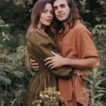 Vanessa Pilon Instagram - En cherchant des photos de notre jardin pour me motiver en ce début de printemps, je suis retombée sur ces photos de notre phase « cheveux longs et vêtements de lin », que je n’avais pas partagées ici. C’est cute, simple et touchant, je trouve. 🥹🌾 Merci à @sameravenelle qui immortalise notre famille depuis que Claire est bébé. Tellement précieux d’avoir ces images qui documentent les différents chapitres. 💛💫 (ok j’avoue j’ai regardé One Day sur Netflix pis je suis vraiment emo depuis quelques jours 🥲🌹) maquillage par @misslala_makeup 🌼