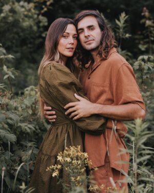 Vanessa Pilon Instagram - En cherchant des photos de notre jardin pour me motiver en ce début de printemps, je suis retombée sur ces photos de notre phase « cheveux longs et vêtements de lin », que je n’avais pas partagées ici. C’est cute, simple et touchant, je trouve. 🥹🌾 Merci à @sameravenelle qui immortalise notre famille depuis que Claire est bébé. Tellement précieux d’avoir ces images qui documentent les différents chapitres. 💛💫 (ok j’avoue j’ai regardé One Day sur Netflix pis je suis vraiment emo depuis quelques jours 🥲🌹) maquillage par @misslala_makeup 🌼