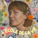 Vanessa Pilon Instagram - Ok la gang, j’ai eu l’élan de modifier le cover du balado. 😅 🌼 la photo sur l’ancienne couverture, c’était moi full maquillée avec les cheveux longs pis, même si je me trouvais belle, je ne me reconnaissais pas. 🌼 Pour moi, l’école de la vie, c’est relié avec tout le vivant, avec la nature dont on fait partie, et je me sentais toute seule sur l’ancienne couverture 🥲 🌼 l’école de la vie c’est messy mais beau, et je voulais qu’on le ressente davantage avec la couverture. La grâce dans le magnifique chaos de l’expérience humaine 🌼j’ai essayé de représenter mon paysage intérieur, autour de moi, parce que c’est ça, la démarche du podcast. Ça a-tu du sens pour vous? J’espère que vous ne serez pas trop bousculés·es avec ce changement, que vous allez l’aimer et l’adopter 💛 Merci à @latour_justine pour la photo, mon canva de base magnifique avec lequel j’ai joué jusqu’à trop tard hier soir 🫣🌷 C’est quoi l’élément du cover qui vous appelle le plus? Je suis curieuse! 👀