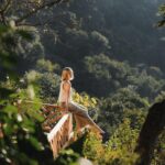 Vanessa Pilon Instagram - « Je ne sais pas exactement ce qu’est une prière. Mais je sais comment prêter attention, comment tomber dans l’herbe, comment m’agenouiller dans l’herbe, comment flâner et être comblée, comment errer à travers champs, ce que j’ai fait tout au long de la journée. Dis-moi, qu’aurais-je dû faire d’autre ? Tout ne finit-il pas par mourir, trop rapidement ? Dis-moi, qu’entends-tu faire de ton unique, sauvage et précieuse vie ? » -Mary Oliver La journée d’été Photos divines par le plus que talentueux @guillaume.stamand captées pendant la retraite Mystique de @doshayogacommunity. Merci merci merci les amis. Quel cadeau cette semaine avec vous. ✨💛