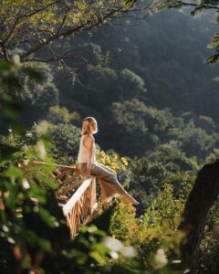 Vanessa Pilon Instagram - « Je ne sais pas exactement ce qu’est une prière. Mais je sais comment prêter attention, comment tomber dans l’herbe, comment m’agenouiller dans l’herbe, comment flâner et être comblée, comment errer à travers champs, ce que j’ai fait tout au long de la journée. Dis-moi, qu’aurais-je dû faire d’autre ? Tout ne finit-il pas par mourir, trop rapidement ? Dis-moi, qu’entends-tu faire de ton unique, sauvage et précieuse vie ? » -Mary Oliver La journée d’été Photos divines par le plus que talentueux @guillaume.stamand captées pendant la retraite Mystique de @doshayogacommunity. Merci merci merci les amis. Quel cadeau cette semaine avec vous. ✨💛