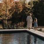 Vanessa Pilon Instagram - À quel point on a hâte de se replonger les pieds dans l’eau et vivre tous ces moments en famille! 🌞🥹 La piscine est devenue l’un de nos éléments préférés de la maison. C’était déjà le paradis, mais là, c’est à un autre niveau! ✨ En plus, nos amis chez @piscinesmova ont accepté de mettre au point, pour nous, une couleur sur mesure parfaite pour créer un effet plus naturel, qui se fond davantage avec l’environnement du Québec. Nous avons fait plusieurs tests pour trouver LA teinte. Et, bonne nouvelle: La couleur est maintenant disponible! (C’est la teinte « fond rocheux », si jamais vous vous demandez) 🪨 P.S. Il n’est pas trop tard pour enclencher un projet piscine, et être en mesure de se baigner cet été. Les piscines en fibre de verre ont l’avantage de s’installer en rapidement. J’dis ça j’dis rien! 🏊🏼 Photos: @sameravenelle #partenariat