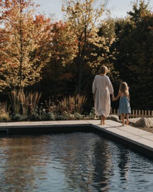 Vanessa Pilon Instagram - À quel point on a hâte de se replonger les pieds dans l’eau et vivre tous ces moments en famille! 🌞🥹 

La piscine est devenue l’un de nos éléments préférés de la maison. C’était déjà le paradis, mais là, c’est à un autre niveau! ✨

En plus, nos amis chez @piscinesmova ont accepté de mettre au point, pour nous, une couleur sur mesure parfaite pour créer un effet plus naturel, qui se fond davantage avec l’environnement du Québec.

Nous avons fait plusieurs tests pour trouver LA teinte. Et, bonne nouvelle: La couleur est maintenant disponible! (C’est la teinte « fond rocheux », si jamais vous vous demandez) 🪨

 P.S. Il n’est pas trop tard pour enclencher un projet piscine, et être en mesure de se baigner cet été. Les piscines en fibre de verre ont l’avantage de s’installer en rapidement. J’dis ça j’dis rien! 🏊🏼 Photos: @sameravenelle 

#partenariat