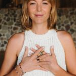 Vanessa Pilon Instagram - « Je ne sais pas exactement ce qu’est une prière. Mais je sais comment prêter attention, comment tomber dans l’herbe, comment m’agenouiller dans l’herbe, comment flâner et être comblée, comment errer à travers champs, ce que j’ai fait tout au long de la journée. Dis-moi, qu’aurais-je dû faire d’autre ? Tout ne finit-il pas par mourir, trop rapidement ? Dis-moi, qu’entends-tu faire de ton unique, sauvage et précieuse vie ? » -Mary Oliver La journée d’été Photos divines par le plus que talentueux @guillaume.stamand captées pendant la retraite Mystique de @doshayogacommunity. Merci merci merci les amis. Quel cadeau cette semaine avec vous. ✨💛
