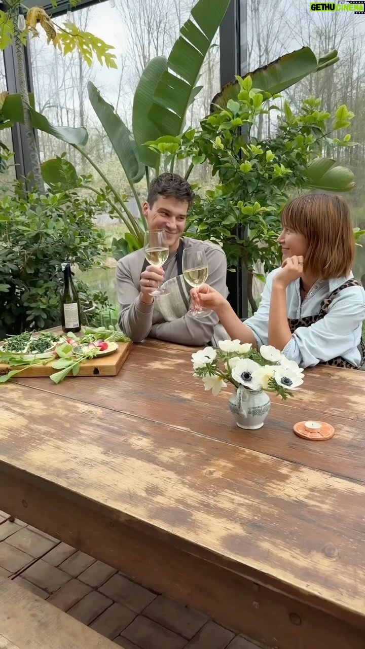 Vanessa Pilon Instagram - On avait tellement hâte aux paniers de légumes bio de @fermierdefamille qu’on s’est invités chez @la_grelinette pour cuisiner la première récolte de saison : radis et épinards! 🌱 On va se le dire : des légumes qui poussent ici, dans un sol vivant et riche, ça goûte VRAIMENT MEILLEUR. 🤌🏽😋 Si vous voulez vous aussi manger local et frais tout l’été, abonnez-vous aux paniers de légumes bios via le site de @fermierdefamille! 👩🏻🌾