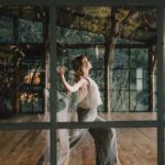 Vanessa Pilon Instagram - « Je ne sais pas exactement ce qu’est une prière. Mais je sais comment prêter attention, comment tomber dans l’herbe, comment m’agenouiller dans l’herbe, comment flâner et être comblée, comment errer à travers champs, ce que j’ai fait tout au long de la journée. Dis-moi, qu’aurais-je dû faire d’autre ? Tout ne finit-il pas par mourir, trop rapidement ? Dis-moi, qu’entends-tu faire de ton unique, sauvage et précieuse vie ? » -Mary Oliver La journée d’été Photos divines par le plus que talentueux @guillaume.stamand captées pendant la retraite Mystique de @doshayogacommunity. Merci merci merci les amis. Quel cadeau cette semaine avec vous. ✨💛