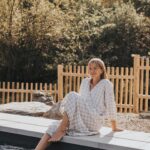 Vanessa Pilon Instagram - À quel point on a hâte de se replonger les pieds dans l’eau et vivre tous ces moments en famille! 🌞🥹 La piscine est devenue l’un de nos éléments préférés de la maison. C’était déjà le paradis, mais là, c’est à un autre niveau! ✨ En plus, nos amis chez @piscinesmova ont accepté de mettre au point, pour nous, une couleur sur mesure parfaite pour créer un effet plus naturel, qui se fond davantage avec l’environnement du Québec. Nous avons fait plusieurs tests pour trouver LA teinte. Et, bonne nouvelle: La couleur est maintenant disponible! (C’est la teinte « fond rocheux », si jamais vous vous demandez) 🪨 P.S. Il n’est pas trop tard pour enclencher un projet piscine, et être en mesure de se baigner cet été. Les piscines en fibre de verre ont l’avantage de s’installer en rapidement. J’dis ça j’dis rien! 🏊🏼 Photos: @sameravenelle #partenariat