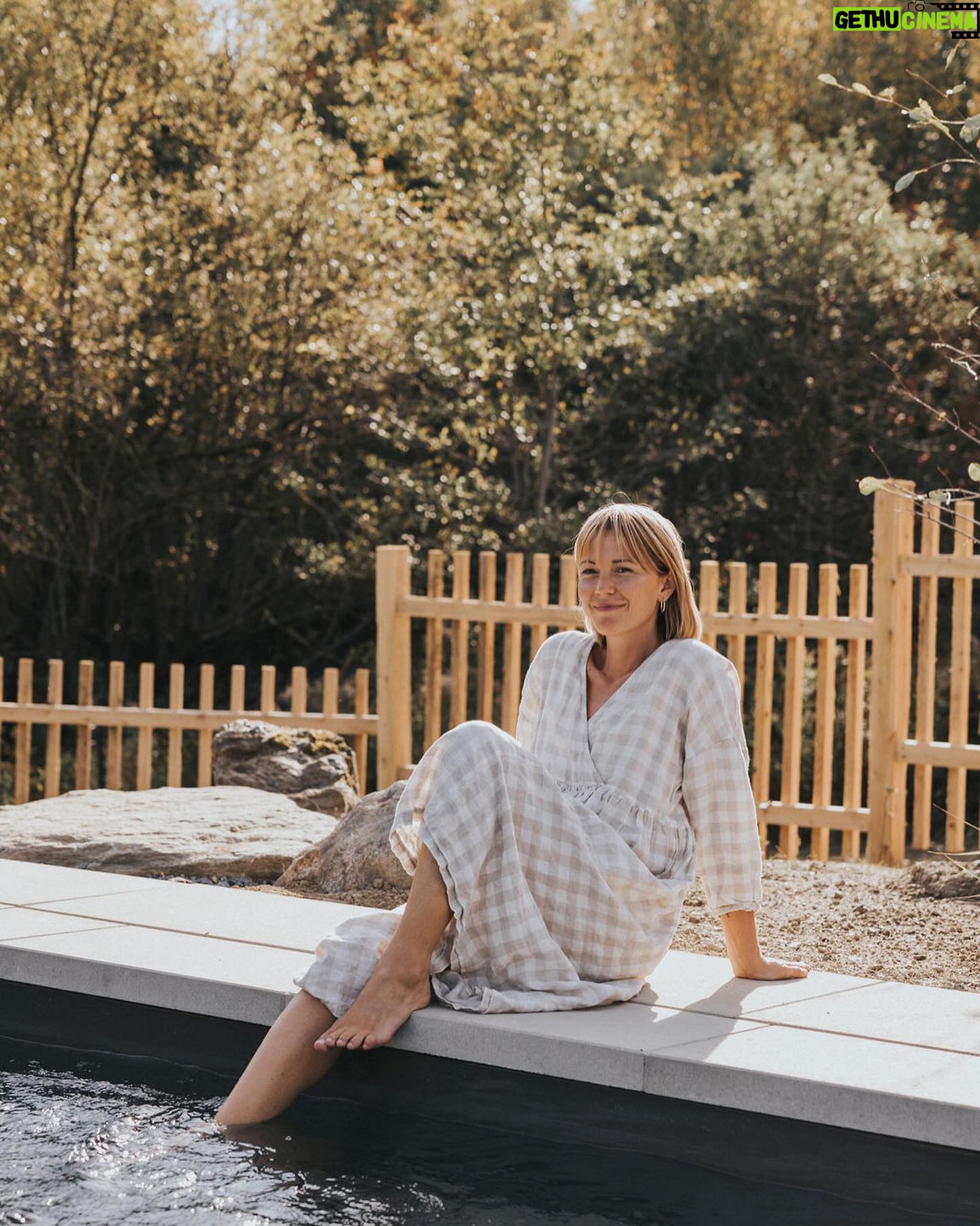 Vanessa Pilon Instagram - À quel point on a hâte de se replonger les pieds dans l’eau et vivre tous ces moments en famille! 🌞🥹 La piscine est devenue l’un de nos éléments préférés de la maison. C’était déjà le paradis, mais là, c’est à un autre niveau! ✨ En plus, nos amis chez @piscinesmova ont accepté de mettre au point, pour nous, une couleur sur mesure parfaite pour créer un effet plus naturel, qui se fond davantage avec l’environnement du Québec. Nous avons fait plusieurs tests pour trouver LA teinte. Et, bonne nouvelle: La couleur est maintenant disponible! (C’est la teinte « fond rocheux », si jamais vous vous demandez) 🪨 P.S. Il n’est pas trop tard pour enclencher un projet piscine, et être en mesure de se baigner cet été. Les piscines en fibre de verre ont l’avantage de s’installer en rapidement. J’dis ça j’dis rien! 🏊🏼 Photos: @sameravenelle #partenariat