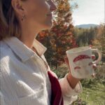 Vanessa Pilon Instagram – 23 ans plus tard, toujours pas eu besoin d’utiliser la trigonométrie. 📐Par contre, j’aurais pas dit non à un petit cours de budget 101, ou apprendre à nommer plus que 4 émotions. Si vous feelez vous aussi qu’il vous manque quelques outils pour mieux naviguer l’expérience humaine, rejoignez @_ecoledelavie. Ça commence demain (iiiii!) Et vous, qu’auriez-vous aimé qu’on vous enseigne à l’école?
