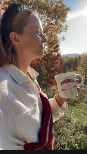 Vanessa Pilon Instagram - 23 ans plus tard, toujours pas eu besoin d’utiliser la trigonométrie. 📐Par contre, j’aurais pas dit non à un petit cours de budget 101, ou apprendre à nommer plus que 4 émotions. Si vous feelez vous aussi qu’il vous manque quelques outils pour mieux naviguer l’expérience humaine, rejoignez @_ecoledelavie. Ça commence demain (iiiii!) Et vous, qu’auriez-vous aimé qu’on vous enseigne à l’école?