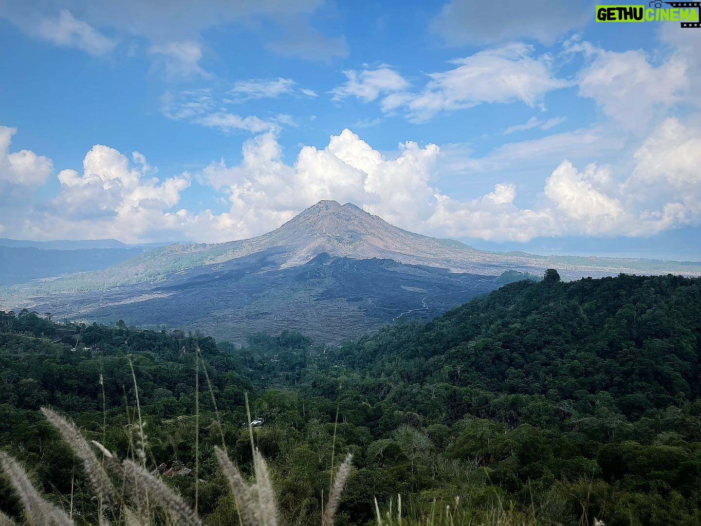 Vanessa Rubio Instagram - Mt. Batur volcano in Kintamani, Bali. The sunrise hike up this mountain was challenging and well worth it ✨life glow ✨