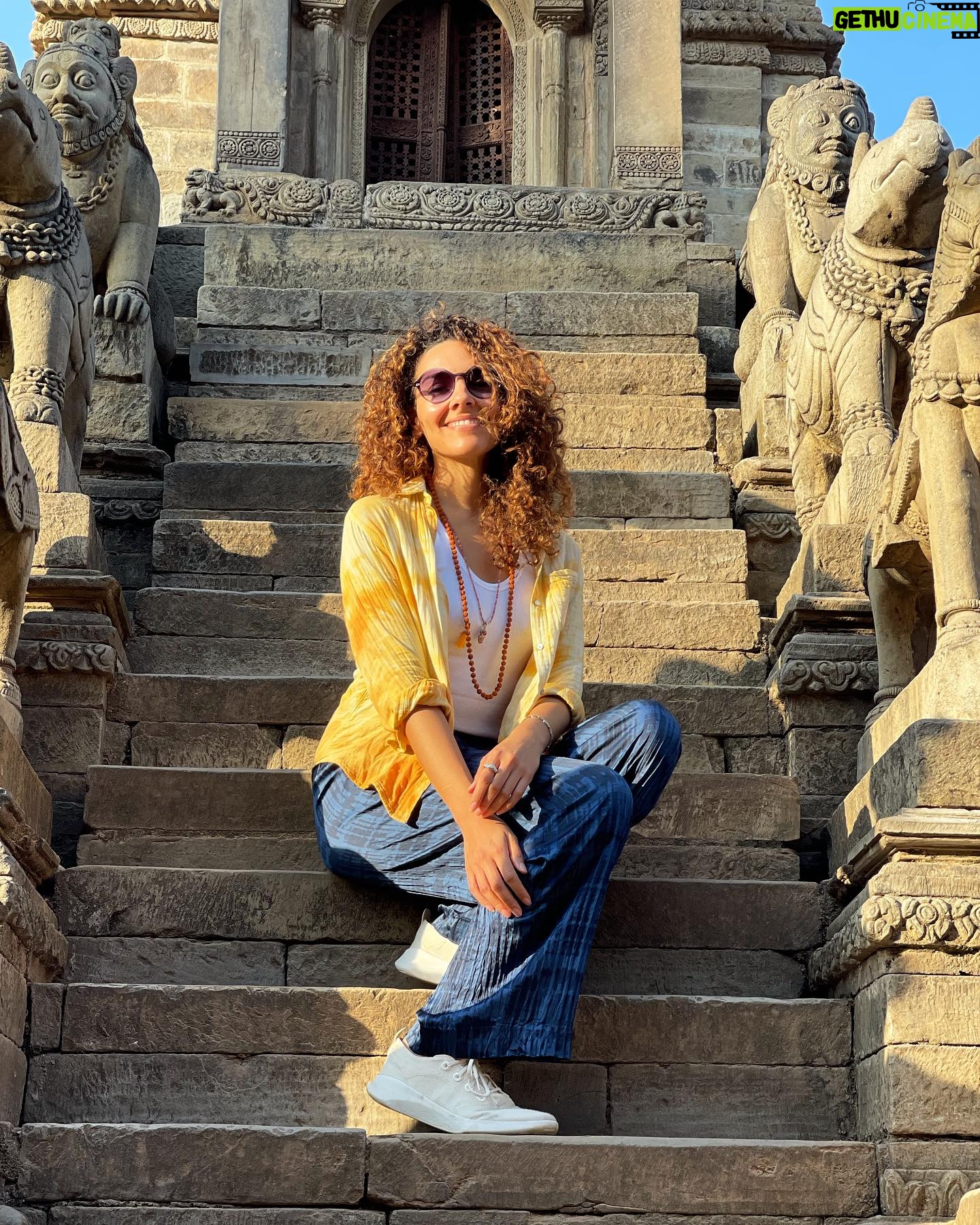 Vanessa Rubio Instagram - Life is life 📿💛traveling in Nepal, visiting sacred sites and temples 🌞✨