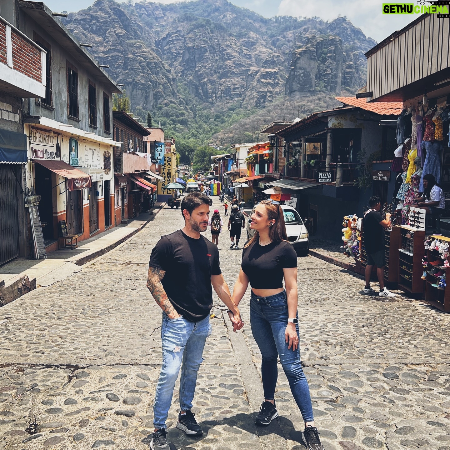 Vanessa Silva Sperka Instagram - Hace 2 años me casé con el hombre que se robó mi corazón hace casi 9 años🩷 Todos los caminos me llevan a tus brazos, en esta y en todas las vidas, tarde o temprano. Gracias por ser un hombre increíble! Amo ser tu esposa y te diría Sí mil veces a pasar la vida contigo… Te amo con todo mi 🩷mi cielo, Feliz aniversario🥂