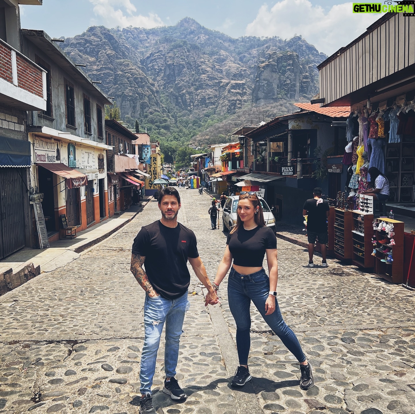 Vanessa Silva Sperka Instagram - Hace 2 años me casé con el hombre que se robó mi corazón hace casi 9 años🩷 Todos los caminos me llevan a tus brazos, en esta y en todas las vidas, tarde o temprano. Gracias por ser un hombre increíble! Amo ser tu esposa y te diría Sí mil veces a pasar la vida contigo… Te amo con todo mi 🩷mi cielo, Feliz aniversario🥂