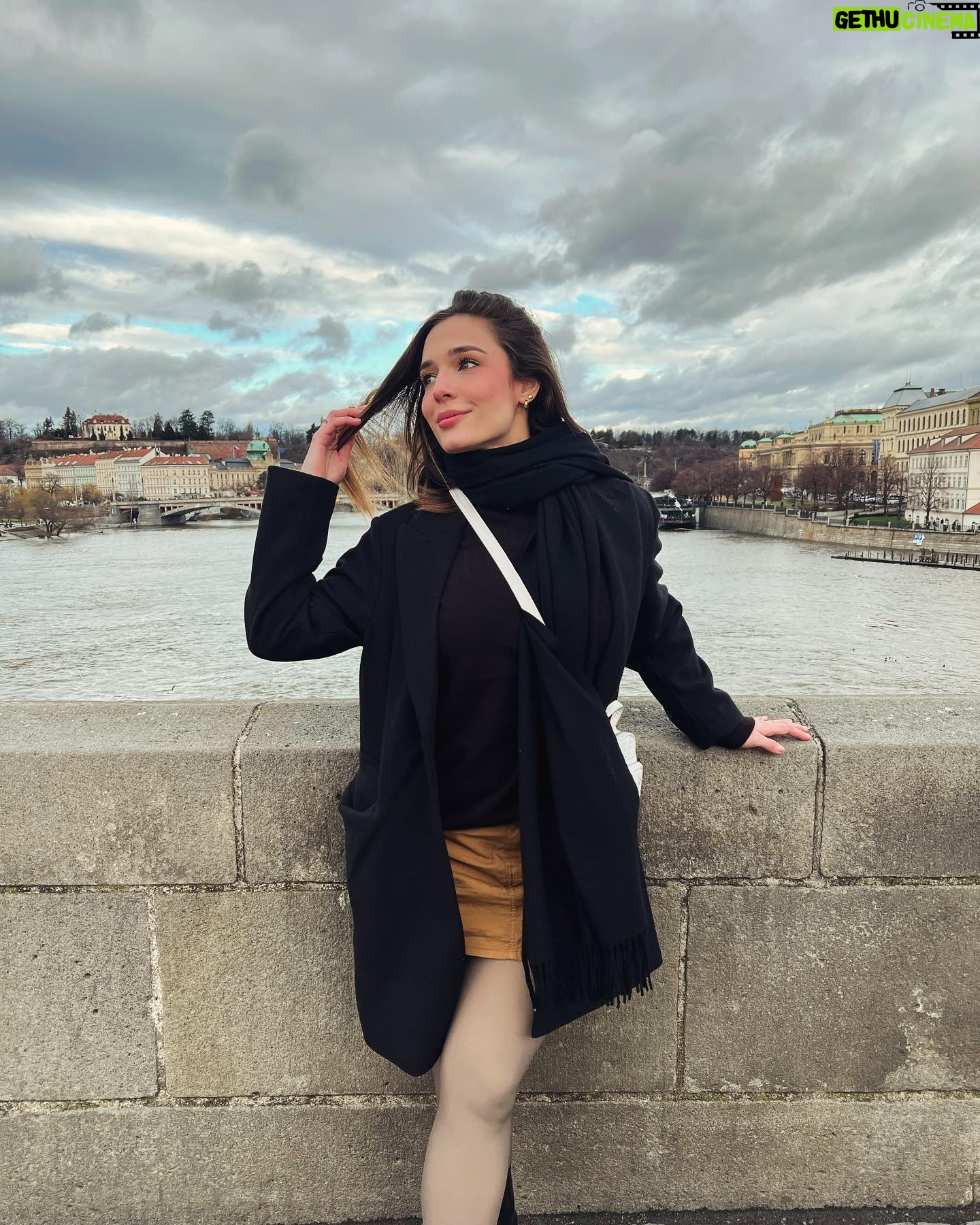 Vanessa Silva Sperka Instagram - Así recibo mis 27 años, en una ciudad que soñaba conocer💕💝 feliz cumpleaños a mi!!!! Estoy muy feliz💕 Envíen sus buenos deseo ⬇️⬇️⬇️⬇️