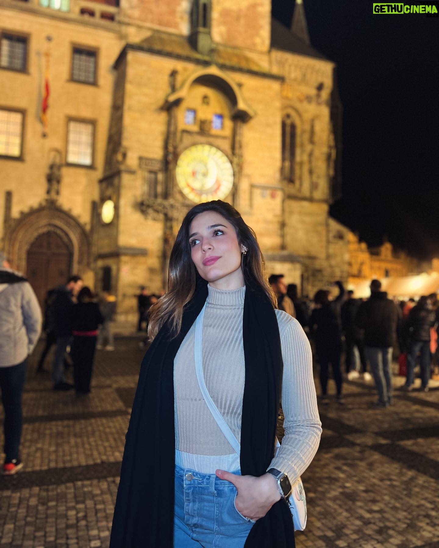 Vanessa Silva Sperka Instagram - Así recibo mis 27 años, en una ciudad que soñaba conocer💕💝 feliz cumpleaños a mi!!!! Estoy muy feliz💕 Envíen sus buenos deseo ⬇️⬇️⬇️⬇️
