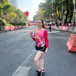Vanessa Silva Sperka Instagram – Mi primera media maratón ❤️ 21 KILÓMETROS se dicen fácil pero solo quien lo ha hecho sabe el esfuerzo físico y mental que hay detrás.
De no hacer nada de ejercicio ya tengo aaaaaños levantando pesas.
De no lograr correr ni un minuto porque me empezaban a doler los oídos, la cabeza y me quedaba sin aire, a correr 21k. No ha sido de la noche a la mañana pero siempre que me propongo algo lo consigo y esta no es la excepción. 
Que bonita sensación🌸💜 Me siento muy bien y orgullosa de mi misma. Disciplina y constancia más nada. #carrera #mediamaraton #21km #kardias #carrerakardias2024