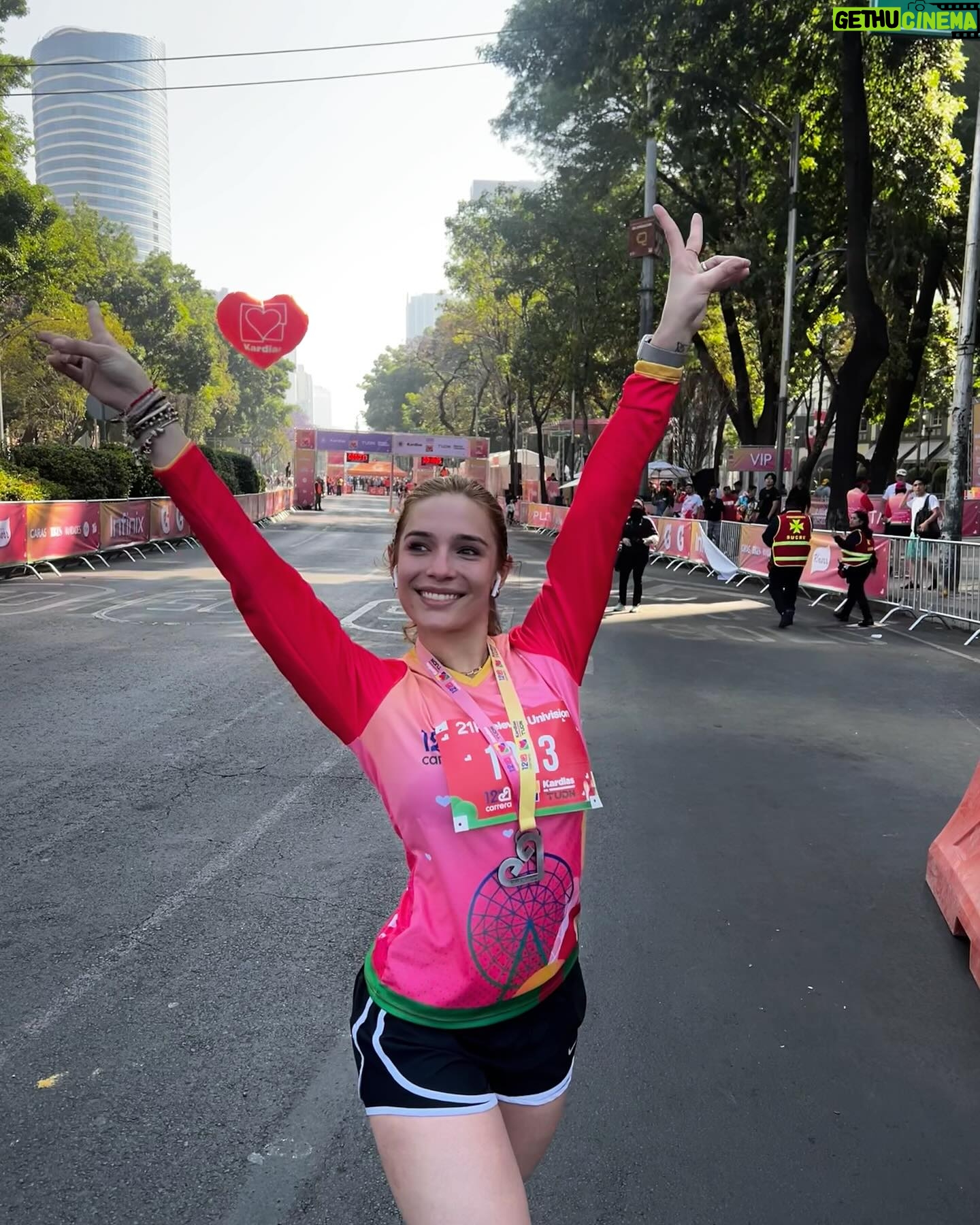 Vanessa Silva Sperka Instagram - Mi primera media maratón ❤️ 21 KILÓMETROS se dicen fácil pero solo quien lo ha hecho sabe el esfuerzo físico y mental que hay detrás. De no hacer nada de ejercicio ya tengo aaaaaños levantando pesas. De no lograr correr ni un minuto porque me empezaban a doler los oídos, la cabeza y me quedaba sin aire, a correr 21k. No ha sido de la noche a la mañana pero siempre que me propongo algo lo consigo y esta no es la excepción. Que bonita sensación🌸💜 Me siento muy bien y orgullosa de mi misma. Disciplina y constancia más nada. #carrera #mediamaraton #21km #kardias #carrerakardias2024