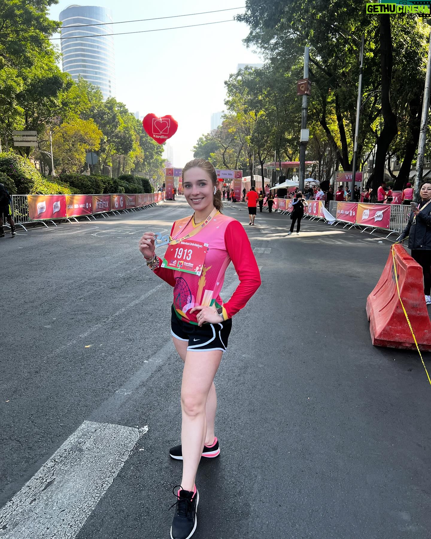 Vanessa Silva Sperka Instagram - Mi primera media maratón ❤️ 21 KILÓMETROS se dicen fácil pero solo quien lo ha hecho sabe el esfuerzo físico y mental que hay detrás. De no hacer nada de ejercicio ya tengo aaaaaños levantando pesas. De no lograr correr ni un minuto porque me empezaban a doler los oídos, la cabeza y me quedaba sin aire, a correr 21k. No ha sido de la noche a la mañana pero siempre que me propongo algo lo consigo y esta no es la excepción. Que bonita sensación🌸💜 Me siento muy bien y orgullosa de mi misma. Disciplina y constancia más nada. #carrera #mediamaraton #21km #kardias #carrerakardias2024