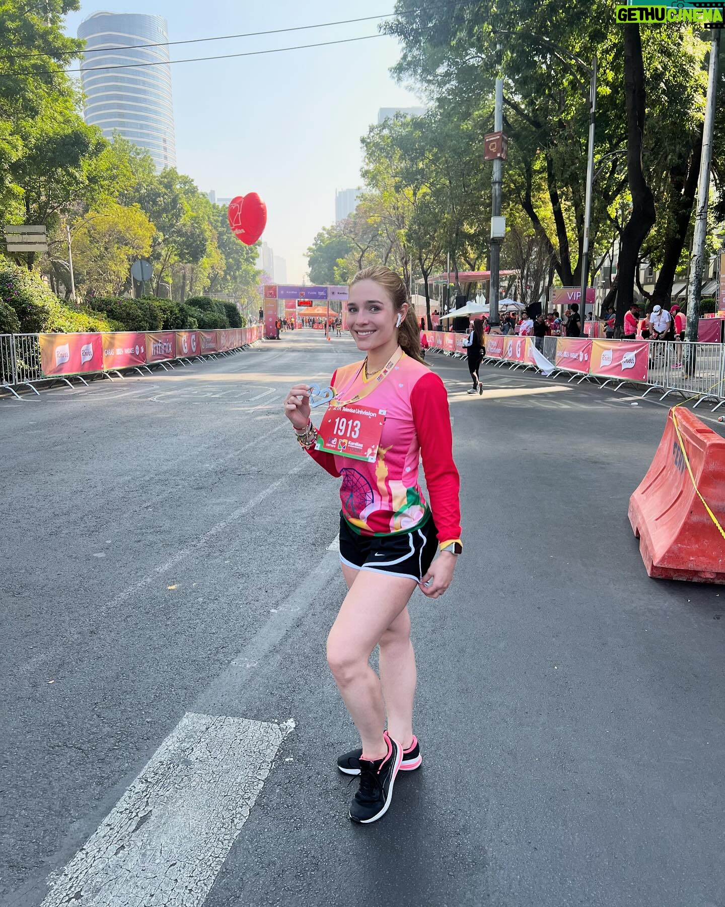 Vanessa Silva Sperka Instagram - Mi primera media maratón ❤️ 21 KILÓMETROS se dicen fácil pero solo quien lo ha hecho sabe el esfuerzo físico y mental que hay detrás. De no hacer nada de ejercicio ya tengo aaaaaños levantando pesas. De no lograr correr ni un minuto porque me empezaban a doler los oídos, la cabeza y me quedaba sin aire, a correr 21k. No ha sido de la noche a la mañana pero siempre que me propongo algo lo consigo y esta no es la excepción. Que bonita sensación🌸💜 Me siento muy bien y orgullosa de mi misma. Disciplina y constancia más nada. #carrera #mediamaraton #21km #kardias #carrerakardias2024