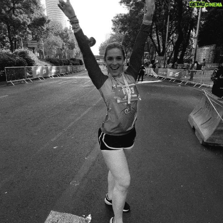 Vanessa Silva Sperka Instagram - Mi primera media maratón ❤️ 21 KILÓMETROS se dicen fácil pero solo quien lo ha hecho sabe el esfuerzo físico y mental que hay detrás. De no hacer nada de ejercicio ya tengo aaaaaños levantando pesas. De no lograr correr ni un minuto porque me empezaban a doler los oídos, la cabeza y me quedaba sin aire, a correr 21k. No ha sido de la noche a la mañana pero siempre que me propongo algo lo consigo y esta no es la excepción. Que bonita sensación🌸💜 Me siento muy bien y orgullosa de mi misma. Disciplina y constancia más nada. #carrera #mediamaraton #21km #kardias #carrerakardias2024