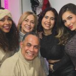 Vanessa Silva Sperka Instagram - Afortunada, no hay más palabras! Estos momentos lo son todo, recuerdos que atesoraré por siempre en mi corazón! GRACIAS DIOS por este regalo 💝 después de tantos años por fin paso una navidad así… Mi amada familia, nos faltaron Sarita y Rafi pero aquí están en nuestro corazón ❤️… Los amo 🥰