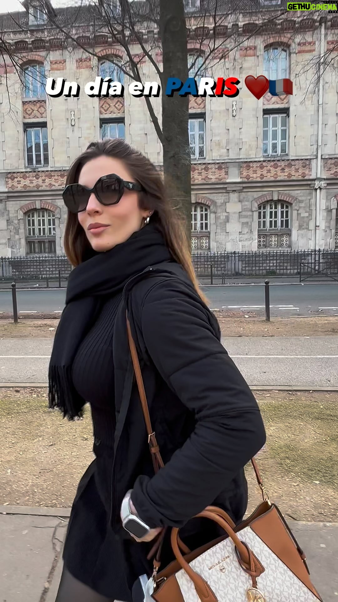 Vanessa Silva Sperka Instagram - Paris Je t'aime ❤️🇫🇷 Estos momentos no tienen precio… Gracias Dios por permitirnos estar aquí 💕🙏🏻 #Paris #Francia #France #eurotrip