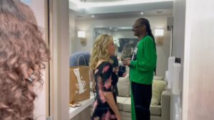 Vanna White Instagram - My favorite behind the scenes moment from tonight's season premiere of @celebritywheeloffortune ✨was seeing @gigisantopietro so excited to meet @snoopdogg 😍Tune in 9:00 tonight on @abcnetwork to see how much money he, @amandaseales and @markduplass won for charity! 💵💵