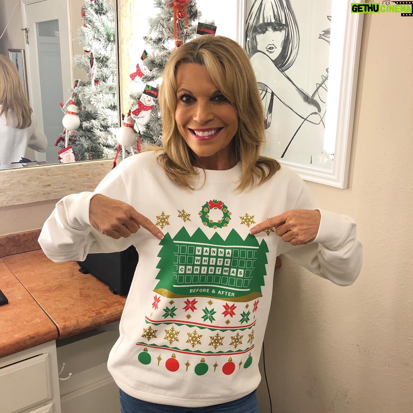 Vanna White - 5.1K Likes - Wishing everyone the happiest of holidays!
