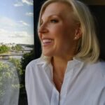 Vappu Pimiä Instagram - Kello soi tänään 5.30 ja siitä alkoi työpäivä, joka nyt alkaa pikkuhiljaa olla ehtoopuolella. Mut vielä jaksaa hymyillä ja mikäs tässä hymyillessä kun sain tänäänkin tehdä töitä kahdessa timanttisessa työyhteisössä ja sit vielä mestari @ilkkamakeup taikoma meikki naamassa, joka on tehty klo7 on edelleen ihan mintissä! Nyt käyn vielä viemässä itseni syömään ja sit päätä tyynyyn Aurajoen rannassa ja huomenna jatkuu! #workinggirl