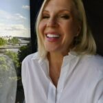 Vappu Pimiä Instagram - Kello soi tänään 5.30 ja siitä alkoi työpäivä, joka nyt alkaa pikkuhiljaa olla ehtoopuolella. Mut vielä jaksaa hymyillä ja mikäs tässä hymyillessä kun sain tänäänkin tehdä töitä kahdessa timanttisessa työyhteisössä ja sit vielä mestari @ilkkamakeup taikoma meikki naamassa, joka on tehty klo7 on edelleen ihan mintissä! Nyt käyn vielä viemässä itseni syömään ja sit päätä tyynyyn Aurajoen rannassa ja huomenna jatkuu! #workinggirl