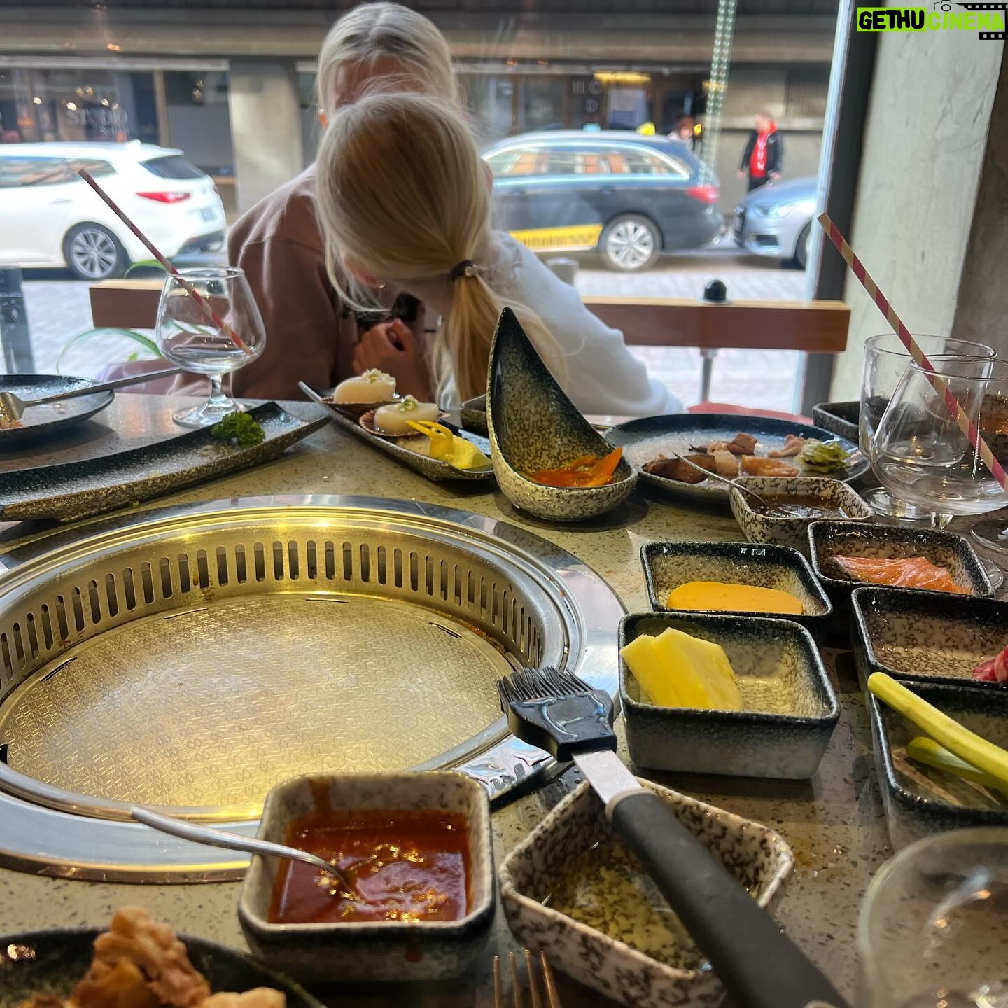 Vappu Pimiä Instagram - Lately… 1. Gyrotonics @pilatesateljee 2. Superhyvä korean bbq elämys @nabikoreanbbq 3. Häihin Erkin kanssa 4. Kaunis morsian @gittakruusaa 5. Kevään ekat korvikset bongattu😍😍 6. Kun vielä oli lämmin😅 7&8. Houstaamassa kivaa @lumene asiakastilaisuutta ja mukana myös luottopakki @keikumakeup