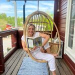 Vappu Pimiä Instagram - Kaupallinen yhteistyö @karistonkirjat SISÄLTÄÄ ARVONNAN Tällä kertaa Vapun lukupiirin suosituskirja on Kirsi Pehkosen huippusuositun Jylhäsalmi-kirjasarjan uutuus Hiekkalinnoja Jylhäsalmella. Tämä kirjasarja oli itselleni täysin tuntematon, mutta tartuin tähän useiden suositusten perusteella. Monet lähettivät viestiä, että tämä Jylhäsalmi-sarja on ihan must! Ja tämä onkin aivan täydellistä kesälukemista! Vaikka et olisi lukenut yhtäkään sarjan kirjaa, sillä ei ole väliä, sillä jokaisessa kirjassa on eri henkilöt. Yhteistä sarjan kirjoille on, että kaikkien tapahtumat sijoittuvat Jylhäsalmelle. Tässä uutukaisessa keskiössä on Selma, joka lähtee toipumaan avioerostaan sukulaisten luo lapsuudenmaisemiin Jylhäsalmelle. Siellä hän tapaa vanhoja ystäviään ja yllättäen Alvari-niminen mies sattuu myös olemaan usein siellä missä Selmakin. Tässä kirjasarjassa on kaikki loistavan kesälukemisen ainekset: romantiikkaa, ihmissuhdekiemuroita ja kauniita maisemia! Pääset tilaamaan itsellesi kirjan suoraan kotiovellesi bion ja stoorien linkistä, mutta mulla on myös ilo arpoa kahdelle teistä tämä Kirsi Pehkosen uutuus. Kerro kommenteissa mikä on sun suosikkipaikka lukea lomalla kirjoja ja olet mukana arvonnassa! Arvonta suoritetaan pe 31.5.2024 klo 16. Instagram ei ole osallinen arvonnassa ja voittajille ilmoitetaan henkilökohtaisesti dm-viestillä. Onnea matkaan ja ihania kesän lukuhetkiä! #vapunlukupiiri #kirsipehkonen #hiekkalinnojajylhäsalmella #karistonkirjat
