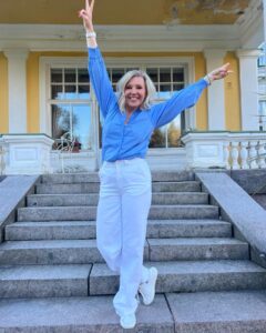 Vappu Pimiä Instagram - This is 46! 🥳🥂 Tänään 46 vuotta mittariin! Sanoin Teemulle muutama viikko sitten, että herramunvereni olen kohta lähempänä viittäkymppiä kun neljää, johon hän totesi: ”Olet ollut jo tovin!”😂😂❤️❤️ Metabolinen ikäni näytti tosin viime viikolla kehonkoostumusmittauksessa 33 vuotta ,johon olen tosi tyytyväinen. Ja missään nimessä en haluaisi olla enää 33-vuotias, mutta kivaa on kun kroppa toimii hyvin, sillä harvemmin meillä mieli vanhenee, joten kun pystyy tekemään juttuja joita mieli haluaa tehdä, ei pahempia ikäkriisejäkään putkahtele esiin.😍❤️🙏 Iloisena, onnellisena ja kiitollisena aloitan tämänkin uuden ikävuoden ja kaikkinensa voin todeta olevani onnellinen ja elämääni tyytyväinen. Synttäripäivää vietän kuten jo monesti aiemmin eli työmaalla amorin apulaisena, kun saan etsiä jälleen rakkautta meidän mahtaville maajusseille! Illaksi pääsen kotiin itselleni tärkeimpien eli perheen luokse.❤️ Synttärityttö kiittää jo tässä vaiheessa kaikista niistä lukuisista onnitteluista, joita on eri kanavia pitkin tullut!❤️🙏 #synttärityttö #birthdaygirl #thisis46