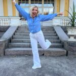 Vappu Pimiä Instagram - This is 46! 🥳🥂 Tänään 46 vuotta mittariin! Sanoin Teemulle muutama viikko sitten, että herramunvereni olen kohta lähempänä viittäkymppiä kun neljää, johon hän totesi: ”Olet ollut jo tovin!”😂😂❤️❤️ Metabolinen ikäni näytti tosin viime viikolla kehonkoostumusmittauksessa 33 vuotta ,johon olen tosi tyytyväinen. Ja missään nimessä en haluaisi olla enää 33-vuotias, mutta kivaa on kun kroppa toimii hyvin, sillä harvemmin meillä mieli vanhenee, joten kun pystyy tekemään juttuja joita mieli haluaa tehdä, ei pahempia ikäkriisejäkään putkahtele esiin.😍❤️🙏 Iloisena, onnellisena ja kiitollisena aloitan tämänkin uuden ikävuoden ja kaikkinensa voin todeta olevani onnellinen ja elämääni tyytyväinen. Synttäripäivää vietän kuten jo monesti aiemmin eli työmaalla amorin apulaisena, kun saan etsiä jälleen rakkautta meidän mahtaville maajusseille! Illaksi pääsen kotiin itselleni tärkeimpien eli perheen luokse.❤️ Synttärityttö kiittää jo tässä vaiheessa kaikista niistä lukuisista onnitteluista, joita on eri kanavia pitkin tullut!❤️🙏 #synttärityttö #birthdaygirl #thisis46