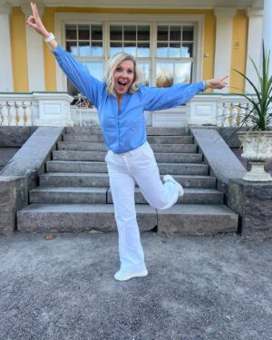 Vappu Pimiä Instagram - This is 46! 🥳🥂
Tänään 46 vuotta mittariin! Sanoin Teemulle muutama viikko sitten, että herramunvereni olen kohta lähempänä viittäkymppiä kun neljää, johon hän totesi: ”Olet ollut jo tovin!”😂😂❤️❤️
Metabolinen ikäni näytti tosin viime viikolla kehonkoostumusmittauksessa 33 vuotta ,johon olen tosi tyytyväinen. Ja missään nimessä en haluaisi olla enää 33-vuotias, mutta kivaa on kun kroppa toimii hyvin, sillä harvemmin meillä mieli vanhenee, joten kun pystyy tekemään juttuja joita mieli haluaa tehdä, ei pahempia ikäkriisejäkään putkahtele esiin.😍❤️🙏
Iloisena, onnellisena ja kiitollisena aloitan tämänkin uuden ikävuoden ja kaikkinensa voin todeta olevani onnellinen ja elämääni tyytyväinen.

Synttäripäivää vietän kuten jo monesti aiemmin eli työmaalla amorin apulaisena, kun saan etsiä jälleen rakkautta meidän mahtaville maajusseille! Illaksi pääsen kotiin itselleni tärkeimpien eli perheen luokse.❤️
Synttärityttö kiittää jo tässä vaiheessa kaikista niistä lukuisista onnitteluista, joita on eri kanavia pitkin tullut!❤️🙏
#synttärityttö #birthdaygirl #thisis46