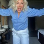 Vappu Pimiä Instagram - This is 46! 🥳🥂 Tänään 46 vuotta mittariin! Sanoin Teemulle muutama viikko sitten, että herramunvereni olen kohta lähempänä viittäkymppiä kun neljää, johon hän totesi: ”Olet ollut jo tovin!”😂😂❤️❤️ Metabolinen ikäni näytti tosin viime viikolla kehonkoostumusmittauksessa 33 vuotta ,johon olen tosi tyytyväinen. Ja missään nimessä en haluaisi olla enää 33-vuotias, mutta kivaa on kun kroppa toimii hyvin, sillä harvemmin meillä mieli vanhenee, joten kun pystyy tekemään juttuja joita mieli haluaa tehdä, ei pahempia ikäkriisejäkään putkahtele esiin.😍❤️🙏 Iloisena, onnellisena ja kiitollisena aloitan tämänkin uuden ikävuoden ja kaikkinensa voin todeta olevani onnellinen ja elämääni tyytyväinen. Synttäripäivää vietän kuten jo monesti aiemmin eli työmaalla amorin apulaisena, kun saan etsiä jälleen rakkautta meidän mahtaville maajusseille! Illaksi pääsen kotiin itselleni tärkeimpien eli perheen luokse.❤️ Synttärityttö kiittää jo tässä vaiheessa kaikista niistä lukuisista onnitteluista, joita on eri kanavia pitkin tullut!❤️🙏 #synttärityttö #birthdaygirl #thisis46