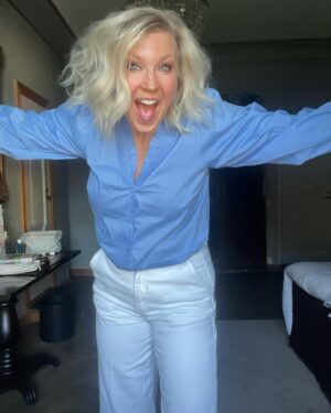 Vappu Pimiä Instagram - This is 46! 🥳🥂
Tänään 46 vuotta mittariin! Sanoin Teemulle muutama viikko sitten, että herramunvereni olen kohta lähempänä viittäkymppiä kun neljää, johon hän totesi: ”Olet ollut jo tovin!”😂😂❤️❤️
Metabolinen ikäni näytti tosin viime viikolla kehonkoostumusmittauksessa 33 vuotta ,johon olen tosi tyytyväinen. Ja missään nimessä en haluaisi olla enää 33-vuotias, mutta kivaa on kun kroppa toimii hyvin, sillä harvemmin meillä mieli vanhenee, joten kun pystyy tekemään juttuja joita mieli haluaa tehdä, ei pahempia ikäkriisejäkään putkahtele esiin.😍❤️🙏
Iloisena, onnellisena ja kiitollisena aloitan tämänkin uuden ikävuoden ja kaikkinensa voin todeta olevani onnellinen ja elämääni tyytyväinen.

Synttäripäivää vietän kuten jo monesti aiemmin eli työmaalla amorin apulaisena, kun saan etsiä jälleen rakkautta meidän mahtaville maajusseille! Illaksi pääsen kotiin itselleni tärkeimpien eli perheen luokse.❤️
Synttärityttö kiittää jo tässä vaiheessa kaikista niistä lukuisista onnitteluista, joita on eri kanavia pitkin tullut!❤️🙏
#synttärityttö #birthdaygirl #thisis46