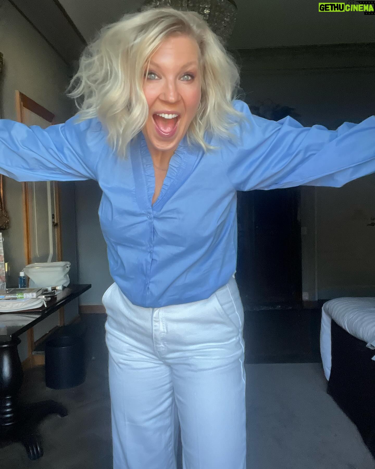 Vappu Pimiä - 12.2K Likes - This is 46! 🥳🥂
Tänään 46 vuotta mittariin! Sanoin Teemulle muutama viikko sitten, että herramunvereni olen kohta lähempänä viittäkymppiä kun neljää, johon hän totesi: ”Olet ollut jo tovin!”😂😂❤️❤️
Metabolinen ikäni näytti tosin viime viikolla kehonkoostumusmittauksessa 33 vuotta ,johon olen tosi tyytyväinen. Ja missään nimessä en haluaisi olla enää 33-vuotias, mutta kivaa on kun kroppa toimii hyvin, sillä harvemmin meillä mieli vanhenee, joten kun pystyy tekemään juttuja joita mieli haluaa tehdä, ei pahempia ikäkriisejäkään putkahtele esiin.😍❤️🙏
Iloisena, onnellisena ja kiitollisena aloitan tämänkin uuden ikävuoden ja kaikkinensa voin todeta olevani onnellinen ja elämääni tyytyväinen.
Synttäripäivää vietän kuten jo monesti aiemmin eli työmaalla amorin apulaisena, kun saan etsiä jälleen rakkautta meidän mahtaville maajusseille! Illaksi pääsen kotiin itselleni tärkeimpien eli perheen luokse.❤️
Synttärityttö kiittää jo tässä vaiheessa kaikista niistä lukuisista onnitteluista, joita on eri kanavia pitkin tullut!❤️🙏
#synttärityttö #birthdaygirl #thisis46