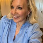 Vappu Pimiä Instagram - This is 46! 🥳🥂 Tänään 46 vuotta mittariin! Sanoin Teemulle muutama viikko sitten, että herramunvereni olen kohta lähempänä viittäkymppiä kun neljää, johon hän totesi: ”Olet ollut jo tovin!”😂😂❤️❤️ Metabolinen ikäni näytti tosin viime viikolla kehonkoostumusmittauksessa 33 vuotta ,johon olen tosi tyytyväinen. Ja missään nimessä en haluaisi olla enää 33-vuotias, mutta kivaa on kun kroppa toimii hyvin, sillä harvemmin meillä mieli vanhenee, joten kun pystyy tekemään juttuja joita mieli haluaa tehdä, ei pahempia ikäkriisejäkään putkahtele esiin.😍❤️🙏 Iloisena, onnellisena ja kiitollisena aloitan tämänkin uuden ikävuoden ja kaikkinensa voin todeta olevani onnellinen ja elämääni tyytyväinen. Synttäripäivää vietän kuten jo monesti aiemmin eli työmaalla amorin apulaisena, kun saan etsiä jälleen rakkautta meidän mahtaville maajusseille! Illaksi pääsen kotiin itselleni tärkeimpien eli perheen luokse.❤️ Synttärityttö kiittää jo tässä vaiheessa kaikista niistä lukuisista onnitteluista, joita on eri kanavia pitkin tullut!❤️🙏 #synttärityttö #birthdaygirl #thisis46