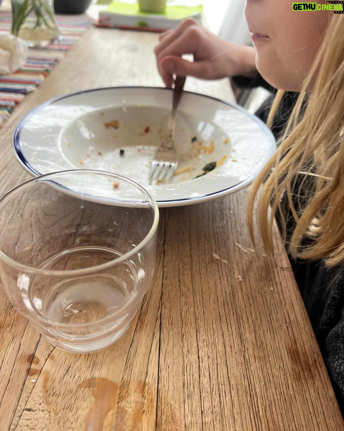 Vappu Pimiä Instagram - Hei Pupsiloiset! Oon viime aikoina ollut niin kiinni mun joulukirjan reseptiikassa etten ole ehtinyt jakaa tänne juuri mitään respoja.😅Mut tässä nyt tulee, kun tein tänään lounaaksi meidän tyttöjen mielestä maailman toiseksi parasta pastaa heti valkosipulipastan jälkeen! Eli tässä mun vihertävä tonnikala-sardellipasta, joka kyllä maistuu aina kaikille ikään tai sukupuoleen katsomatta! Ai niin, tänään käytin puolet tonnikalaa ja puolet säilöttyä kotimaista järvikalaa mitä löytyy nykyään upeasti ihan kauppojen omilta merkeiltä ja toimi kun junan vessa! Parasta on, että tää syntyy alle vartissa, joten myös täydellinen arkiruoka.😘 Vihertävä tonnikala-sardellipasta 4 annosta Ainekset: 350-400 g spagettia 2 prk (150-200g) tonnikalaa öljyssä tai suomalaista järvikalaa purkissa (esim. Pirkka Chilinen kala) 5-6 sardellifileetä (löytyy säilöttynä öljyyn hyvin varustelluista ruokakaupoista tai esim @delidelifi tai @herkkumurena ) 1 pieni prk (50-80g) kapriksia liemineen 2 tomaattia 3-5 lehtikaali vartta riippuen koosta 1 valkosipulin kynsi Puolikkaan sitruunan mehu 2-3 rkl oliiviöljyä 0,5 -1dl pastan keitinvettä Suolaa Rouhittua mustapippuria (Ripaus chiliä) Halutessasi päälle raastettua parmesania, vaikka italialaiset sitä pyhäinhäväistyksenä pitävätkin. He eivät koskaan käytä parmesania kala/mereneläväpastojen kanssa, mutta siihen minä totean, että onneksi en ole italialainen 😅😂 Laita pastavesi kiehumaan ja mausta se reilusti suolalla. Sillä aikaa valuta purkkikalat, silppua valkosipuli pieneksi ja irrota lehtikaalin varsista keskiruotu irti ja silppua lehdet pieneksi sekä kuutioi tomaatit. Laita spagetti kiehumaan ja kypsennä pakkauksessa annettu aika. Kun pasta kiehuu, laita paistinpannun tai laakean padan pohjalle öljy sekä sardellifileet ja kypsennä 2-3 minuuttia niin että fileet alkavat hajoamaan. Lisää joukkoon kalat, valkosipuli sekä lehtikaali. Paista noin 1-2 min. Lisää joukkoon kaprikset liemineen, tomaatti kuutiot sekä sitruunan mehu. Mausta suolalla ja pippurilla sekä halutessasi chilillä. Lisää joukkoon noin 0,5-1dl pastan keitinvettä. Valuta kypsä pasta ja lisää kastikkeen sekaan. Koristele halutessasi basilikalla. Sekoita ja tarjoile.😋