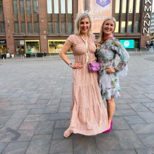 Vappu Pimiä Instagram - Tänään mun rakas oikea käteni, maailman paras assistentti @gittakruusaa sanoi tahdon mahtavalle Cotylle! ❤️Tämän parin rakkaustarina on sellainen, josta ei todella ole tahdonvoimaa puuttunut! Mutta se onkin yksi Gitan parhaita puolia, hän ei luovuta eikä ajattele esteitä, vaan sitä miten niistä selvitään ja mennään yli! Gitan ja Cotyn häät olivat täysin heidän näköiset; lämminhenkiset, perhekeskeiset, täynnä naurua, iloa, kyyneleitä ja tanssia. Häissä soljui myös sujuvasti neljä eri kieltä: suomi, englanti, ranska ja espanja. 
Kiitos Gitta ja Coty, että saimme olla mukana teidän tärkeässä päivässä, paljon onnea ja Monia Armorikkaita Vuosia! Feliz matrimonio!🙏❤️💍 #justmarried #thehappycouple