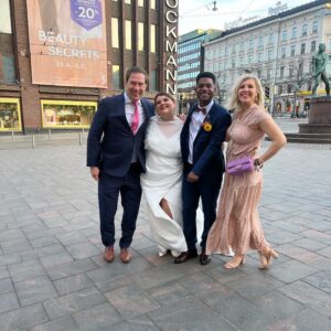 Vappu Pimiä Instagram - Tänään mun rakas oikea käteni, maailman paras assistentti @gittakruusaa sanoi tahdon mahtavalle Cotylle! ❤️Tämän parin rakkaustarina on sellainen, josta ei todella ole tahdonvoimaa puuttunut! Mutta se onkin yksi Gitan parhaita puolia, hän ei luovuta eikä ajattele esteitä, vaan sitä miten niistä selvitään ja mennään yli! Gitan ja Cotyn häät olivat täysin heidän näköiset; lämminhenkiset, perhekeskeiset, täynnä naurua, iloa, kyyneleitä ja tanssia. Häissä soljui myös sujuvasti neljä eri kieltä: suomi, englanti, ranska ja espanja. 
Kiitos Gitta ja Coty, että saimme olla mukana teidän tärkeässä päivässä, paljon onnea ja Monia Armorikkaita Vuosia! Feliz matrimonio!🙏❤️💍 #justmarried #thehappycouple