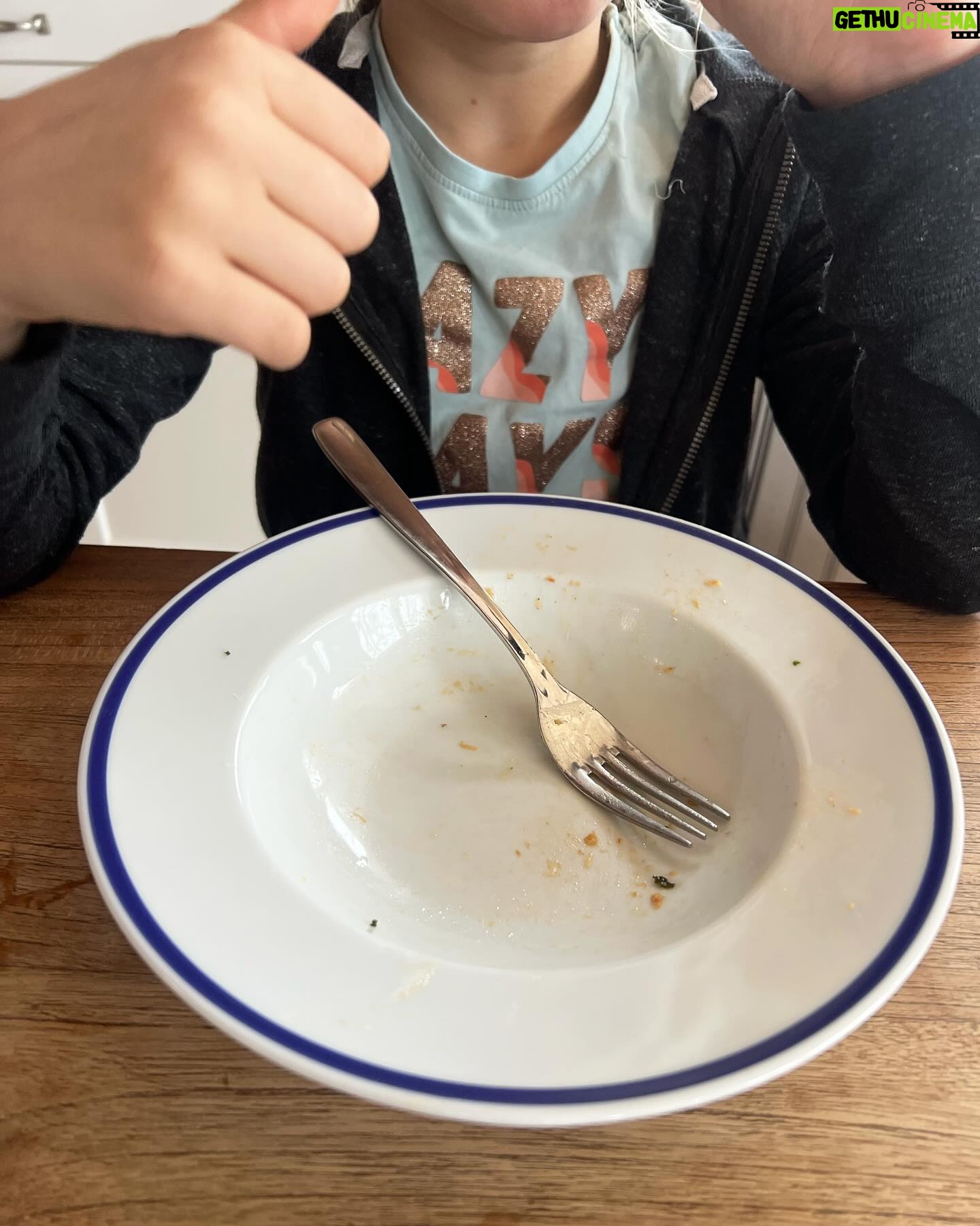 Vappu Pimiä Instagram - Hei Pupsiloiset! Oon viime aikoina ollut niin kiinni mun joulukirjan reseptiikassa etten ole ehtinyt jakaa tänne juuri mitään respoja.😅Mut tässä nyt tulee, kun tein tänään lounaaksi meidän tyttöjen mielestä maailman toiseksi parasta pastaa heti valkosipulipastan jälkeen! Eli tässä mun vihertävä tonnikala-sardellipasta, joka kyllä maistuu aina kaikille ikään tai sukupuoleen katsomatta! Ai niin, tänään käytin puolet tonnikalaa ja puolet säilöttyä kotimaista järvikalaa mitä löytyy nykyään upeasti ihan kauppojen omilta merkeiltä ja toimi kun junan vessa! Parasta on, että tää syntyy alle vartissa, joten myös täydellinen arkiruoka.😘 Vihertävä tonnikala-sardellipasta 4 annosta Ainekset: 350-400 g spagettia 2 prk (150-200g) tonnikalaa öljyssä tai suomalaista järvikalaa purkissa (esim. Pirkka Chilinen kala) 5-6 sardellifileetä (löytyy säilöttynä öljyyn hyvin varustelluista ruokakaupoista tai esim @delidelifi tai @herkkumurena ) 1 pieni prk (50-80g) kapriksia liemineen 2 tomaattia 3-5 lehtikaali vartta riippuen koosta 1 valkosipulin kynsi Puolikkaan sitruunan mehu 2-3 rkl oliiviöljyä 0,5 -1dl pastan keitinvettä Suolaa Rouhittua mustapippuria (Ripaus chiliä) Halutessasi päälle raastettua parmesania, vaikka italialaiset sitä pyhäinhäväistyksenä pitävätkin. He eivät koskaan käytä parmesania kala/mereneläväpastojen kanssa, mutta siihen minä totean, että onneksi en ole italialainen 😅😂 Laita pastavesi kiehumaan ja mausta se reilusti suolalla. Sillä aikaa valuta purkkikalat, silppua valkosipuli pieneksi ja irrota lehtikaalin varsista keskiruotu irti ja silppua lehdet pieneksi sekä kuutioi tomaatit. Laita spagetti kiehumaan ja kypsennä pakkauksessa annettu aika. Kun pasta kiehuu, laita paistinpannun tai laakean padan pohjalle öljy sekä sardellifileet ja kypsennä 2-3 minuuttia niin että fileet alkavat hajoamaan. Lisää joukkoon kalat, valkosipuli sekä lehtikaali. Paista noin 1-2 min. Lisää joukkoon kaprikset liemineen, tomaatti kuutiot sekä sitruunan mehu. Mausta suolalla ja pippurilla sekä halutessasi chilillä. Lisää joukkoon noin 0,5-1dl pastan keitinvettä. Valuta kypsä pasta ja lisää kastikkeen sekaan. Koristele halutessasi basilikalla. Sekoita ja tarjoile.😋