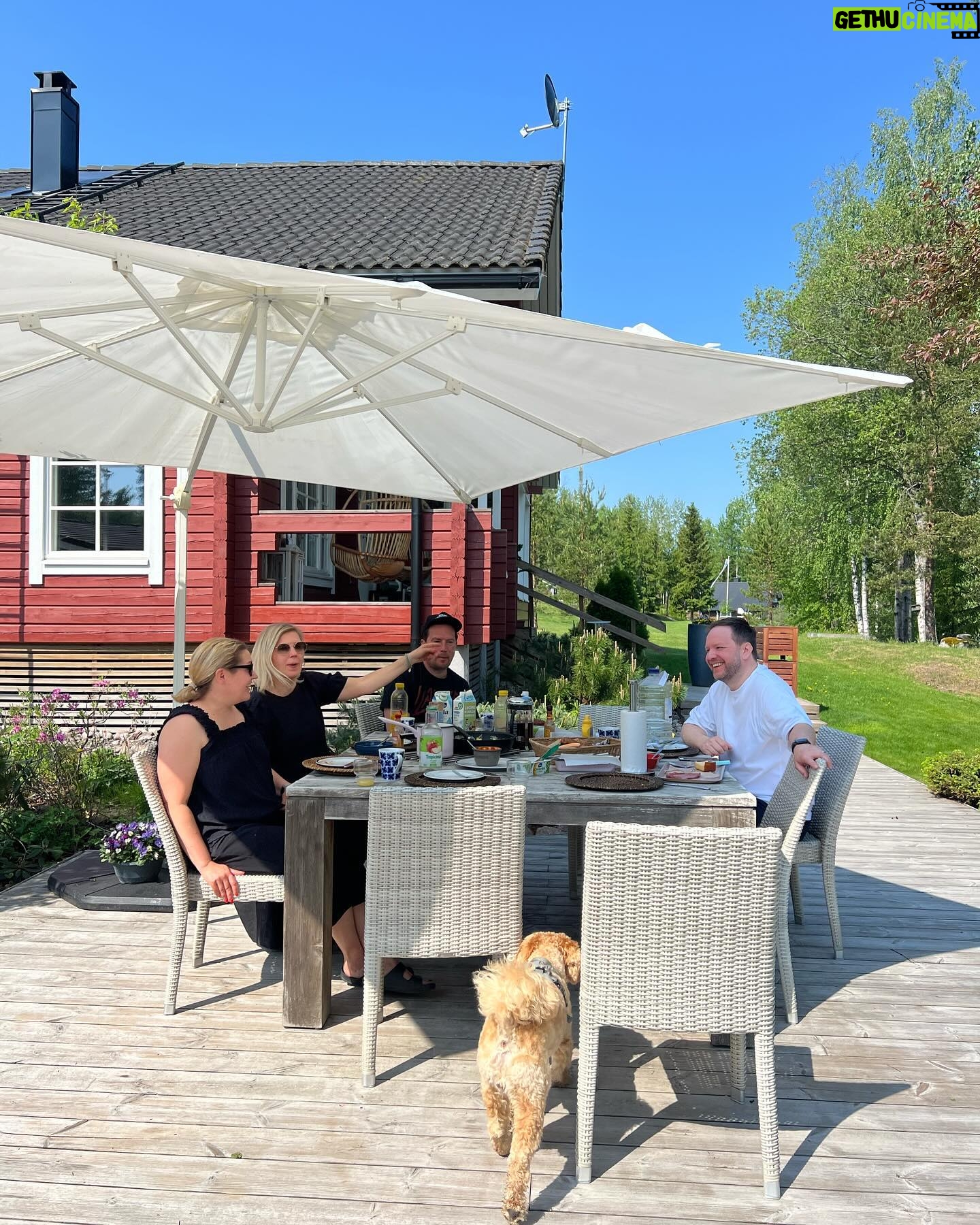 Vappu Pimiä Instagram - Ihana viikonloppu kuvina: 1. Pintavesi jo 20c 2. Tämä on vuodenaika, kun piha on mun mielestä kauneimmillaan.😍🌸 3. Selsel 4. The best view 5. Aamulenkki w @jojoliini 6. Vuoden eka aamiainen ulkona w @jojoliini @comikko 7. Aamu-uinti ja katiskan tarkistus 8. Sunnuntain päivällinen meidän perheen uudessa lempparissa @nabikoreanbbq 9.&10. Päästiin Erkin kanssa tunnin ex-tempore treffeille, jonne suunnattiin @murunviinibaari ja Erkki joutui tarjoamaan nautitut pinot noir lasilliset, koska hävisi yahtzeen, mutta onneksi se ei vienyt fiilistä!😂😂😘😘 #viikonloppu #weekendvibes